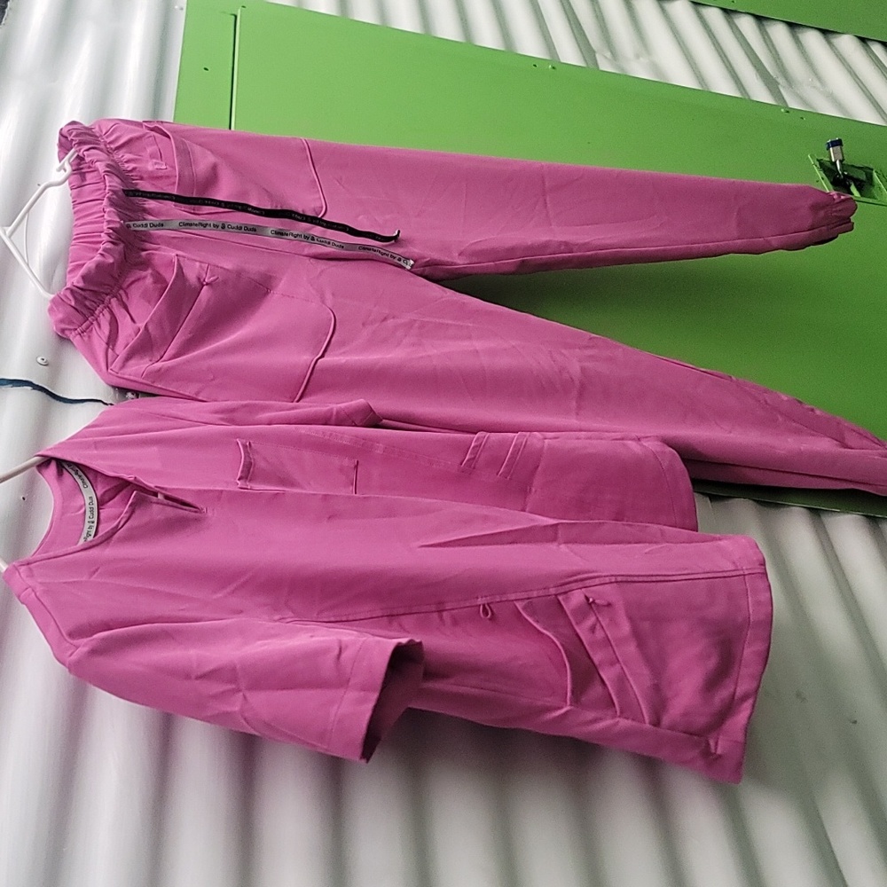 Woman's scrubs